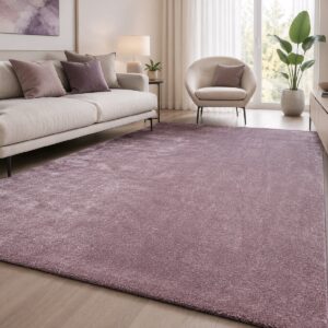 Tappeto acustico Luxury Harmony Malva in formato rettangolare inserito in un soggiorno luminoso, abbinato a divano chiaro, cuscini coordinati e arredi contemporanei.