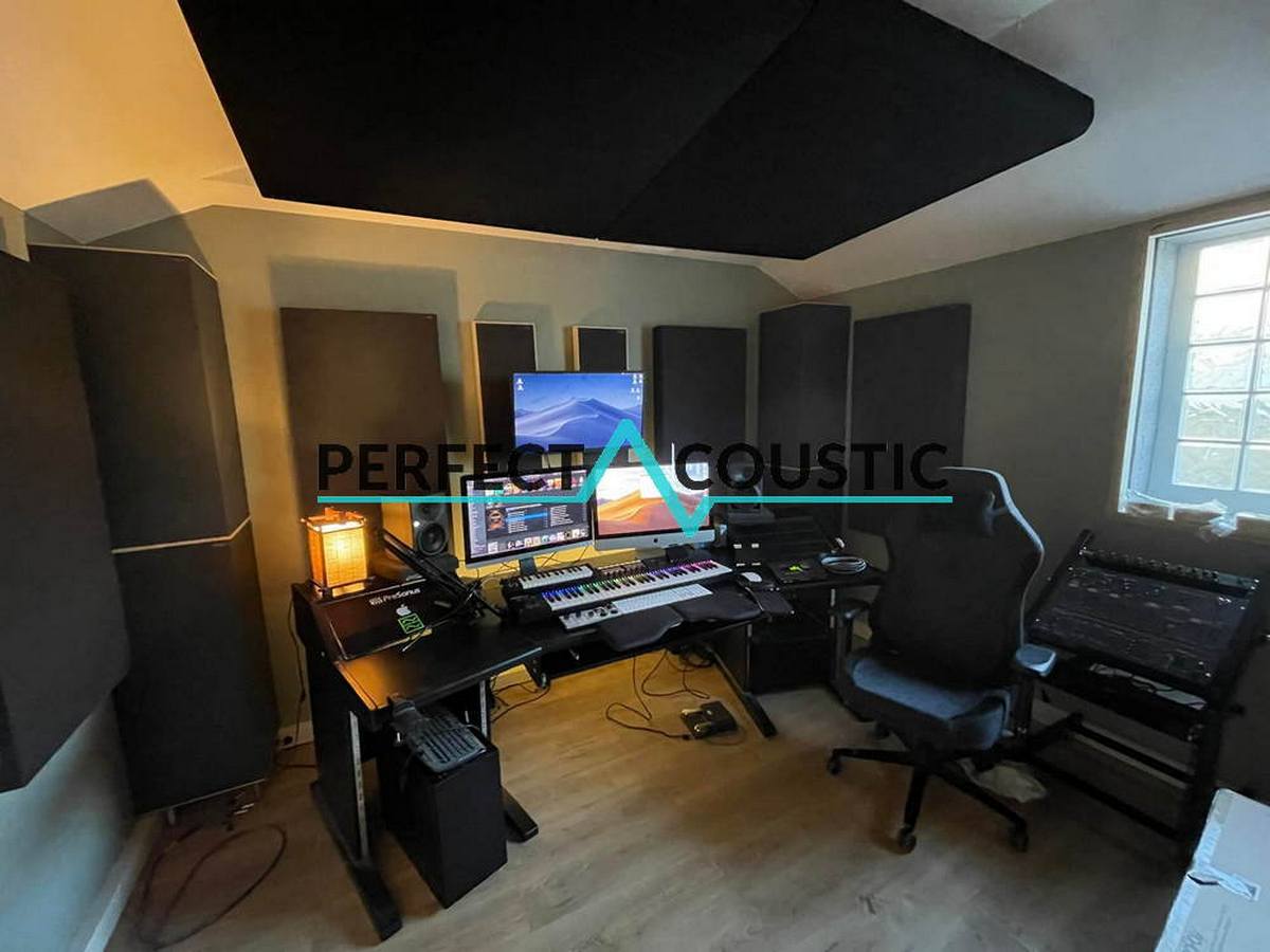 Mixroom con trappole per bassi e pannelli acustici da studio