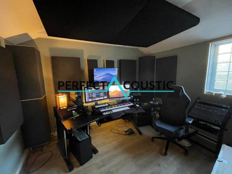 Mixroom con trappole per bassi e pannelli acustici da studio