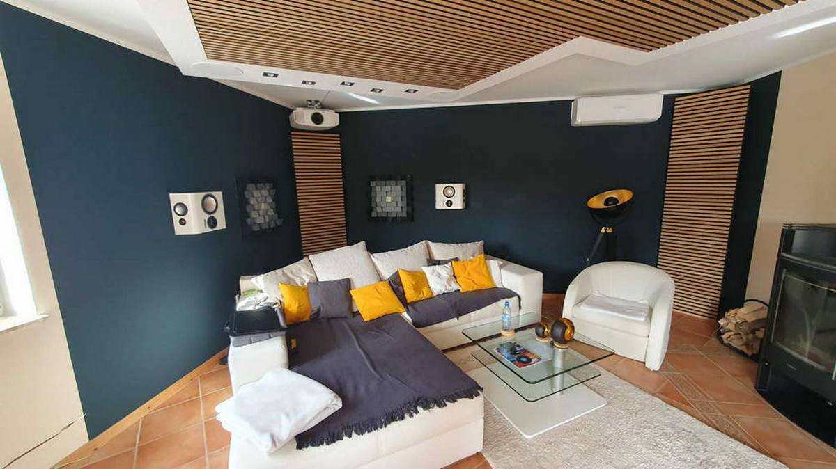 Pannelli acustici per soffitto in legno in soggiorno hi-fi