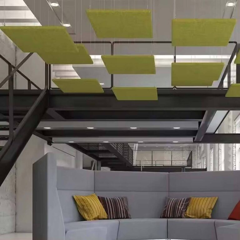 Pannelli acustici per soffitto sospesi in feltro in open office moderno