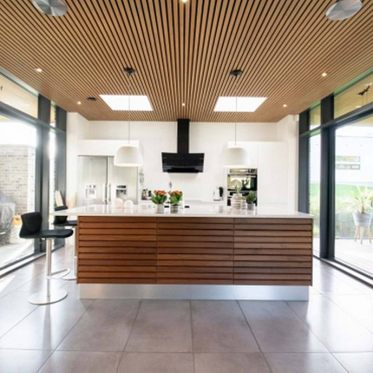 Pannelli acustici adesivi per soffitto a lamelle in legno in cucina