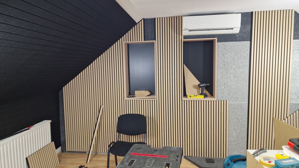 Pannelli acustici per soffitto a lamelle in legno in sottotetto