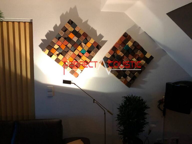 Pannelli acustici decorativi su misura montati in un salone moderno.
