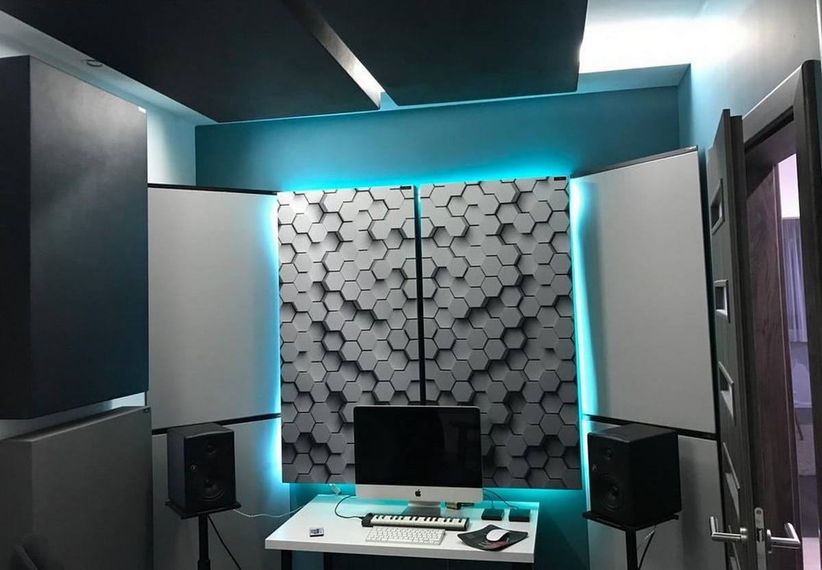 Pannelli acustici su misura installati in uno studio di registrazione moderno.