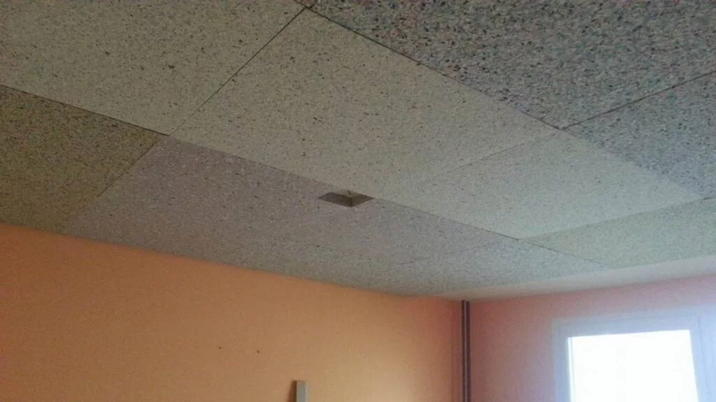 Pannelli per isolamento acustico installati sul soffitto