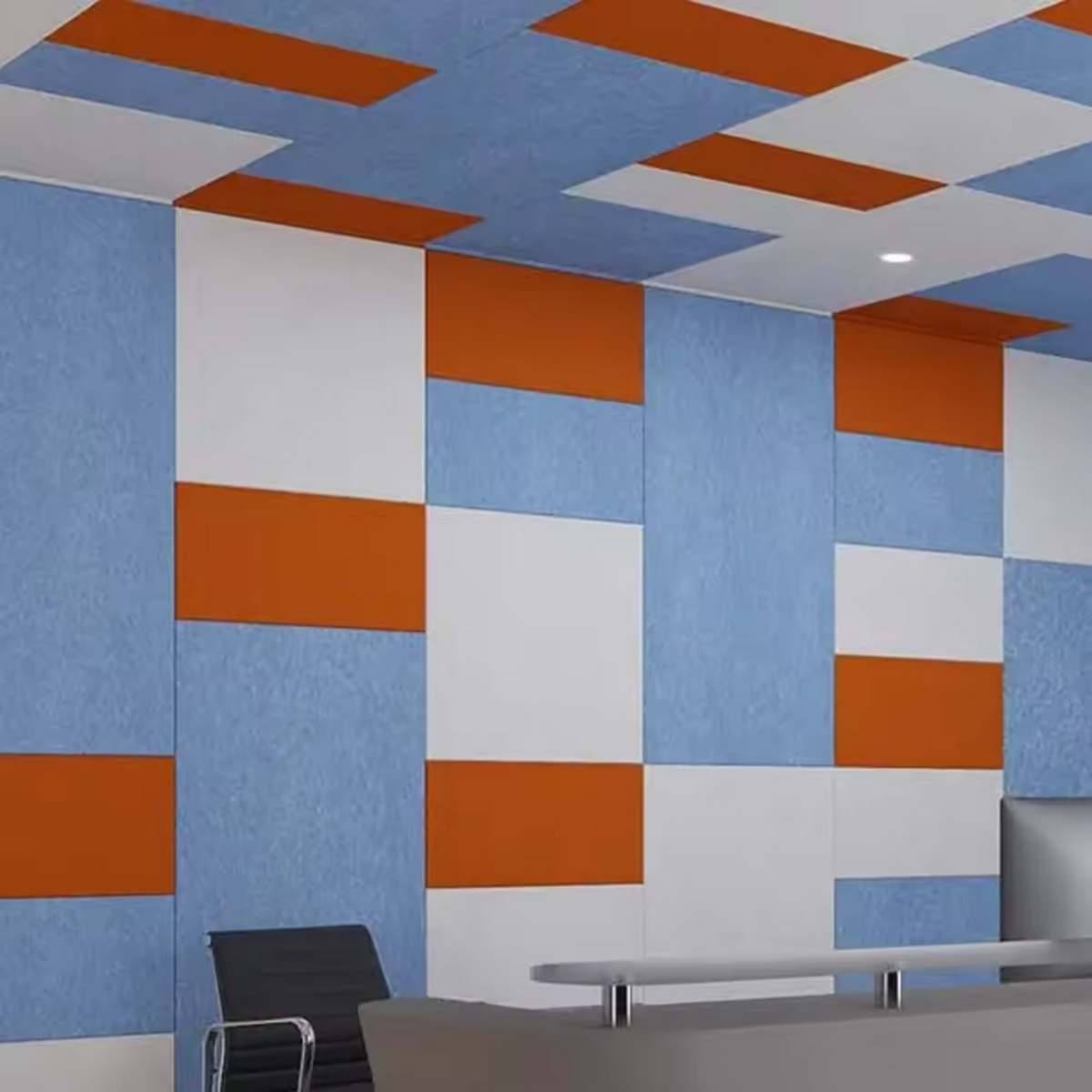 Pannelli colorati per isolamento acustico sottile soffitto in ambiente ufficio moderno