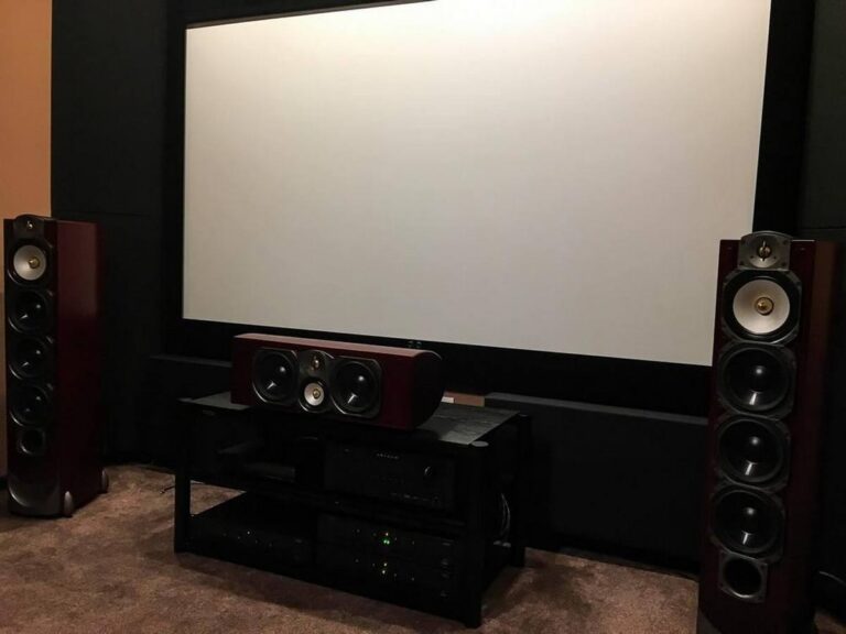 Sala cinema in casa con pannelli acustici e bass trap negli angoli