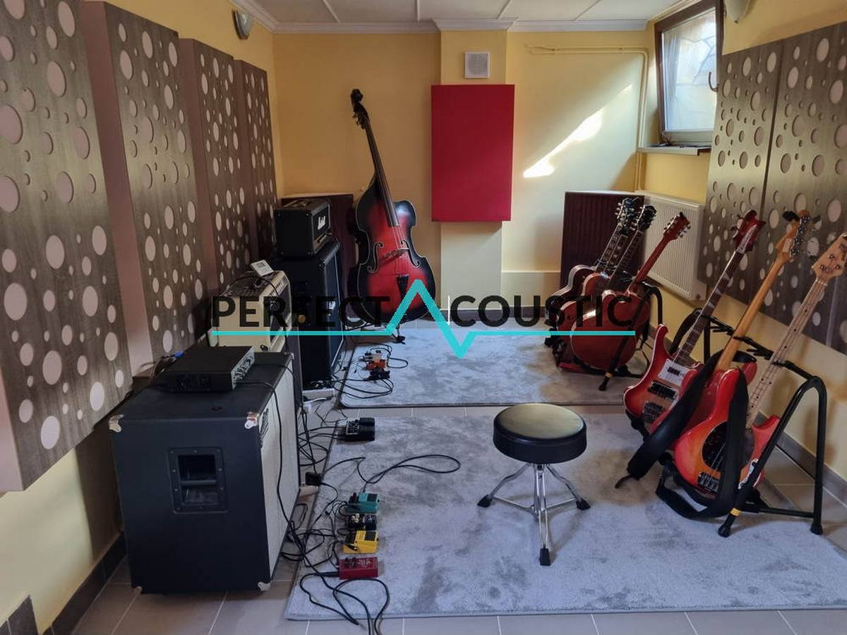 Sala prove con chitarre e pannello acustico musicale