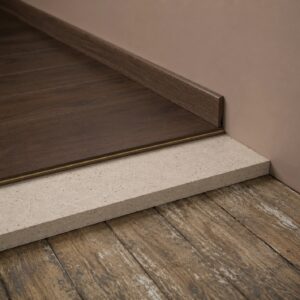 sottofondo-elitexa-sotto-pavimento-laminato Sezione applicativa con pannello Elitexa posato sotto un pavimento laminato, visibile lungo il bordo vicino alla parete.