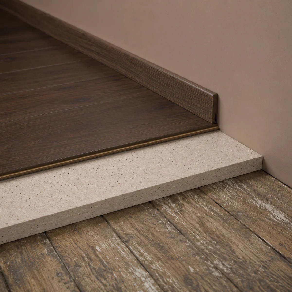 Sezione applicativa con pannello Elitexa posato sotto un pavimento laminato, visibile lungo il bordo vicino alla parete.