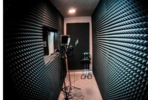 spugna acustica fonoassorbente in nero in studio