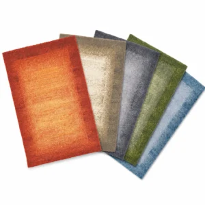 tappeto-acustico-alta-fedelta-pure-tone-colori-assortiti Tappeti acustici Alta Fedeltà Pure Tone disposti a ventaglio su sfondo chiaro, nelle varianti terra, beige, grigio, verde e blu.